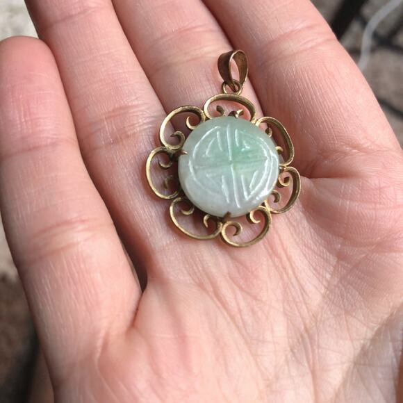Vintage Asian Carved Green Jade Setting on Gold Tone Pendant for Necklace - Picture 5 of 6